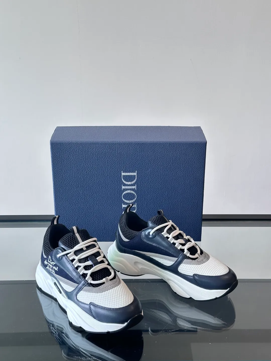 Factory price: 480💰 ◾️▫️Dior D®️ x 🆕 (high version) B22 men's jogging fashion sneakers, this single product draws inspiration from retro jogging shoes. It adopts a thick low-top design, with an upper made of black cow leather and mesh fabric, and a black and white engraved rubber sole. Black mesh fabric tongue and heel counters complement black laces, with an embossed "Di~r" logo embellishment on the side. These sneakers can be mixed and matched with a classic suit for a sporty chic look! Size: 39-45 (38, 46, 47 can be customized)